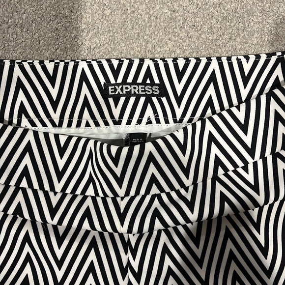 Express Shorts - Picture 2 of 4